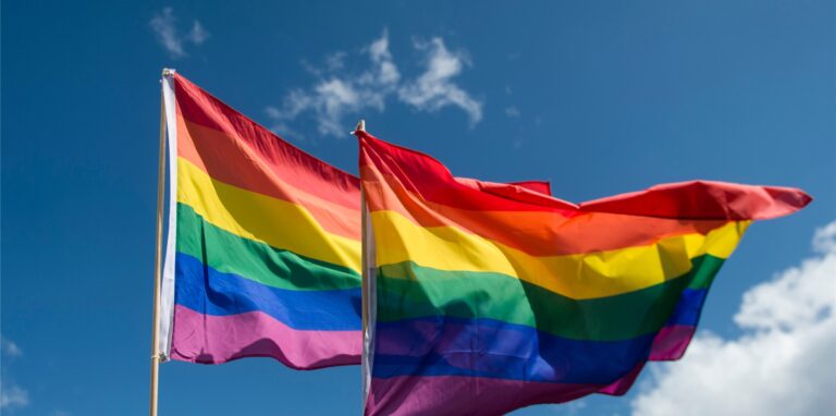 In vielen NRW-Städten sollen beim Spiel der deutschen Nationalmannschaft die Regenbogenfarben leuchten. (Symbolbild)
