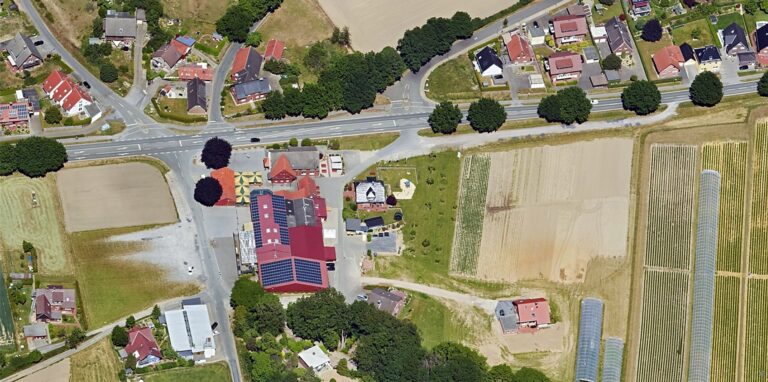 Vier Straßen münden in kurzen Abständen auf die Rekener Straße.
