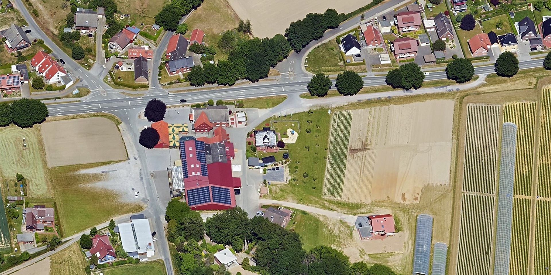Vier Straßen münden in kurzen Abständen auf die Rekener Straße.