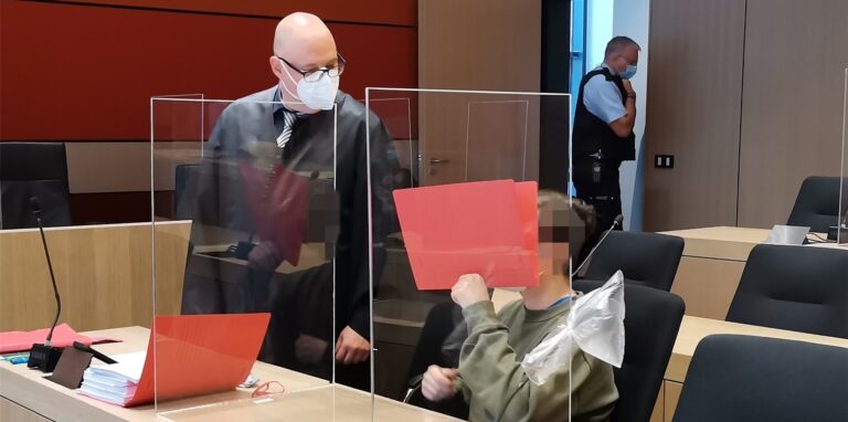 Das Foto zeigt den Angeklagten neben seinem Verteidiger Fabian Reifer.