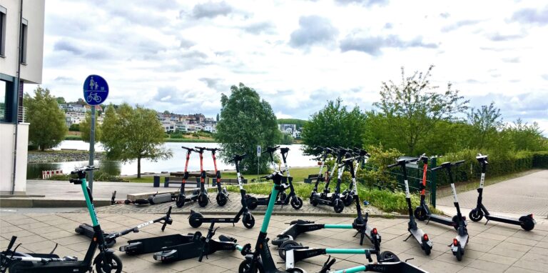 Weil am Phoenix-See massenhaft E-Scooter durcheinander stehen und liegen, ist dort testweise eine Zone mit stationsgebundenen E-Scootern vorgesehen.