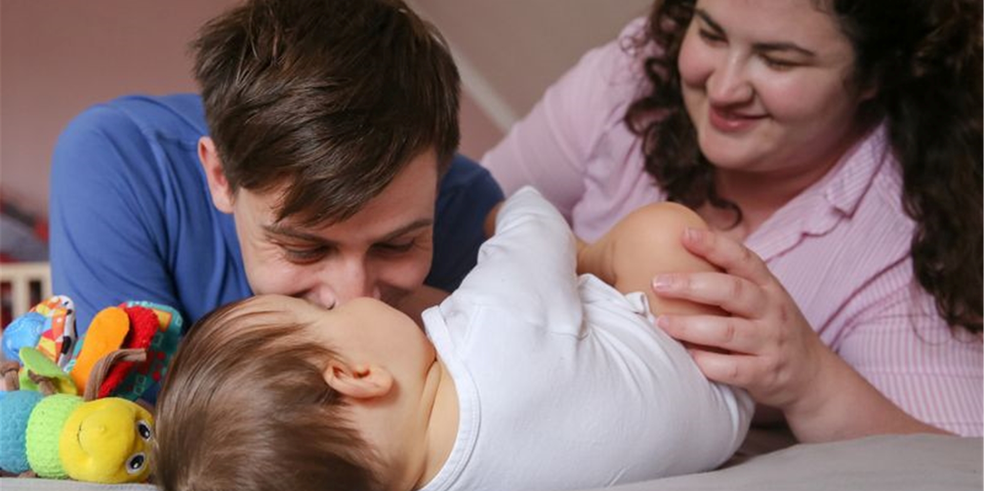 Kleine Kinder stellen das Leben ihrer Eltern erst einmal auf den Kopf. Damit sich Vater und Mutter frei von Arbeit um den Nachwuchs kümmern können, gibt es das Elterngeld. Foto: Mascha Brichta/dpa-tmn