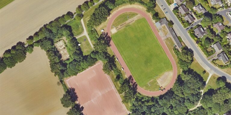 Die Sportanlage auf dem Paschenberg, hier noch vor dem Umbau des Ascheplatzes zum Kunstrasenplatz. Auf der von Bäumen umgebenen Fläche der früheren Rollschuhbahn (oben links) soll eine Hundewiese entstehen – oder doch Parkplätze?