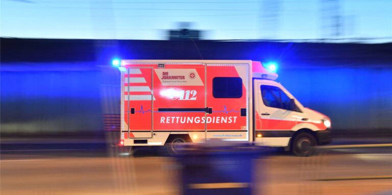 Das Kind wurde mit einem Rettungswagen in ein Krankenhaus gebracht und starb am späten Abend.