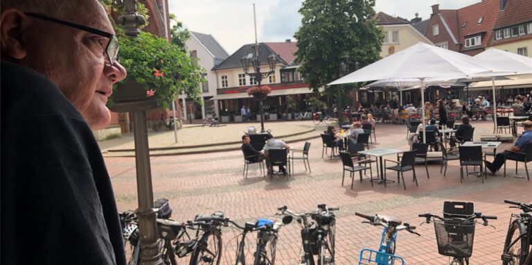 Der übliche Geräuschpegel auf dem Halterner Markt und auch die Festveranstaltungen stören Peter Raßmanns überhaupt nicht.