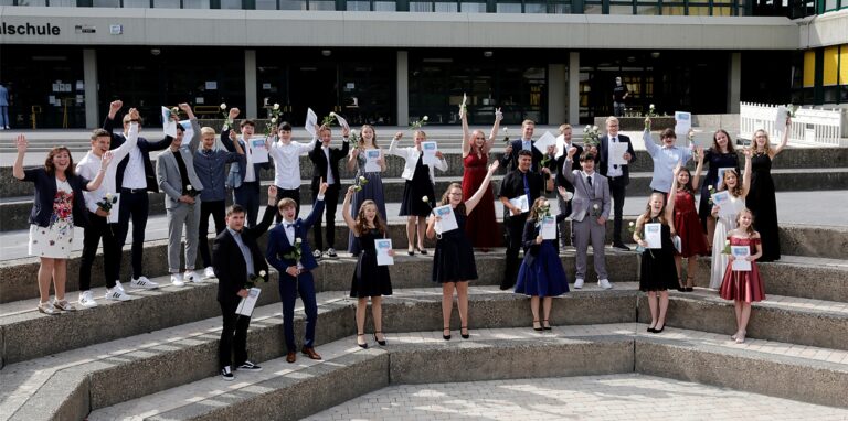 Die Realschüler erhielten klassenweise ihre Abschlusszeugnisse. Den Anfang machte die Klasse 10a.