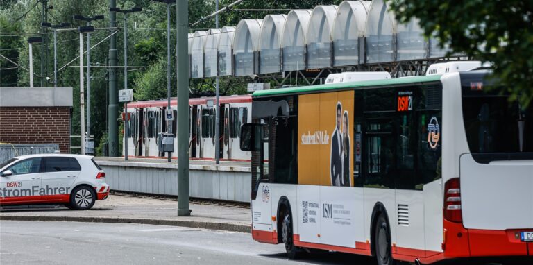 Der Erfolg der Mobilitätswende hängt entscheidend davon ab, alle Verkehrsträger (hier Bus und Stadtbahn) miteinander zu vernetzen, meinen viele Fraktionsvertreter in Dortmund.