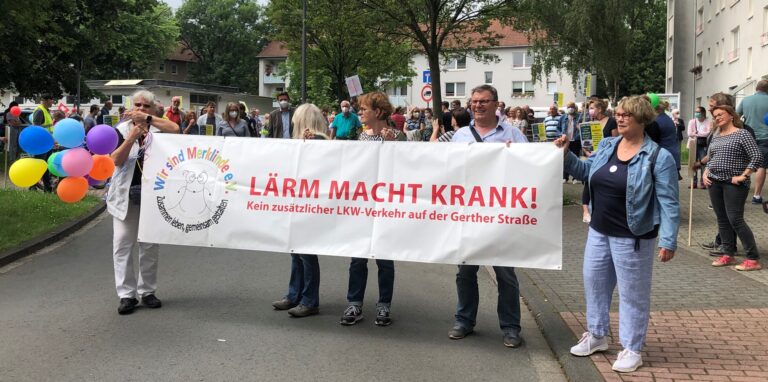 Rund 150 Menschen demonstrierten gegen die Ansiedlung von Ecosoil in Merklinde.