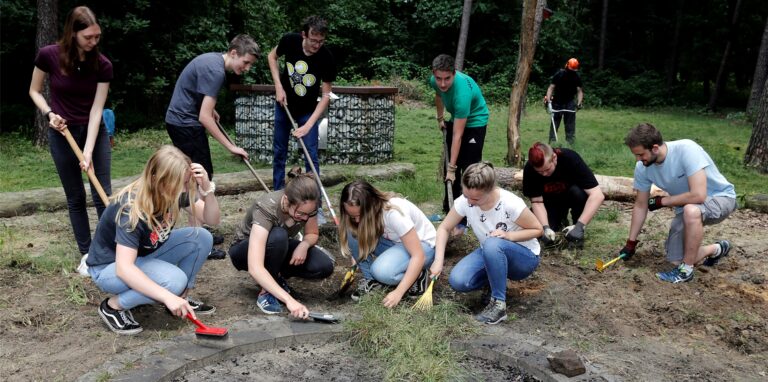 Arbeitseinsatz: Die Jugendlichen der Gemeinde St. Franziskus säuberten den Waldspielplatz am Merkelheider Weg für ihre geplanten Workshops.