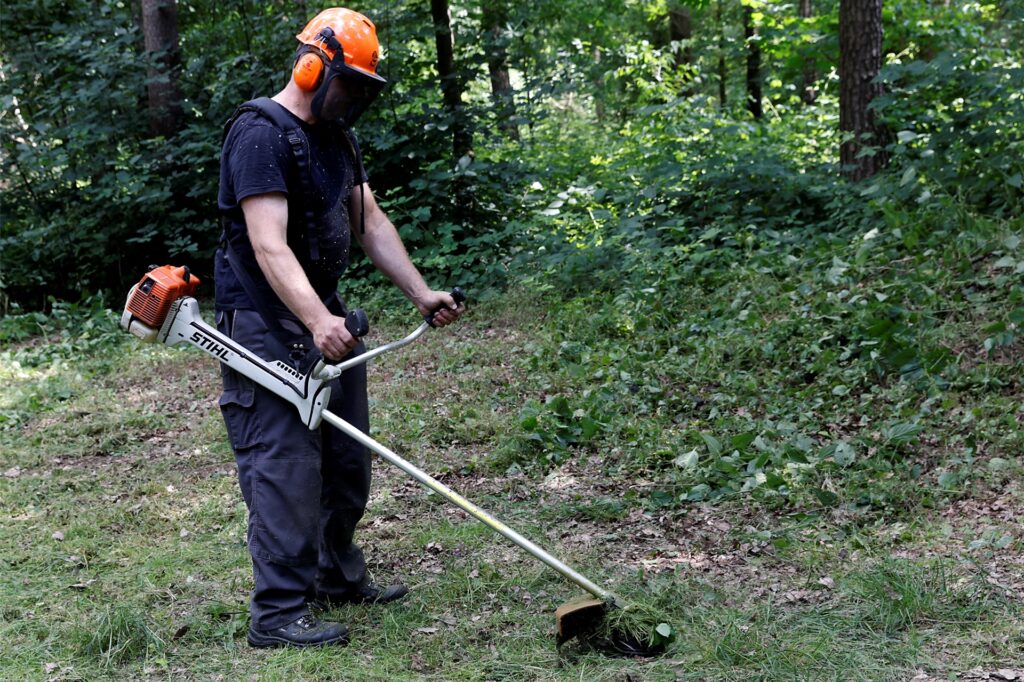 Jürgen Droste säuberte das Gelände und stutzte das Gras mit dem Kantenschneider.