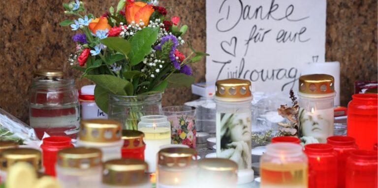 „Danke für eure Zivilcourage“ ist auf einem Schild vor einem geschlossenen und abgesperrten Kaufhaus in der Würzburger Innenstadt zu lesen.