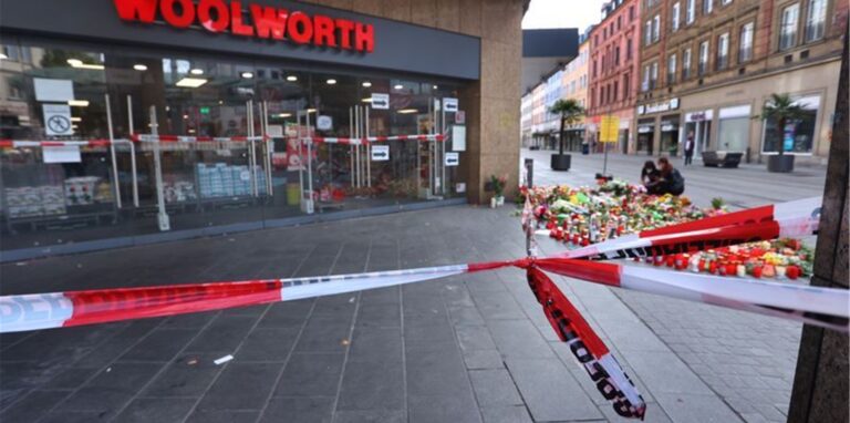 Mit Polizeiband abgesperrt ist ein Kaufhaus, in dem ein Mann Menschen mit einem Messer attackiert hatte.