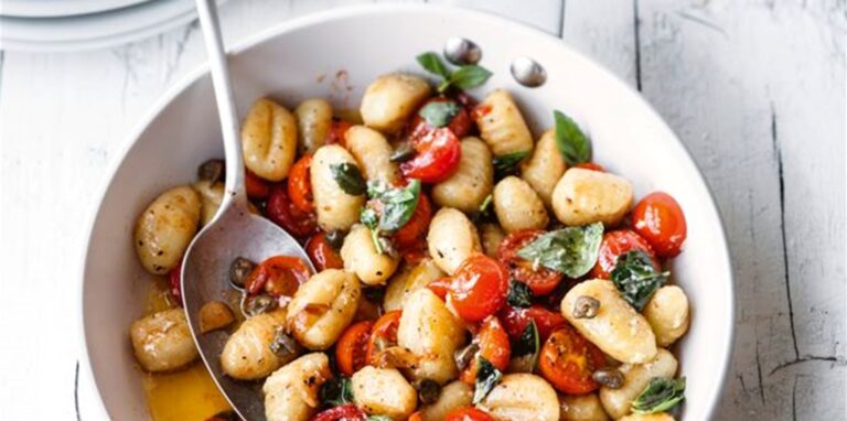 Die Gnocchi mit Kirschtomaten-Kapern-Butter versetzen einen ruckzuck in mediterran-leichte Urlaubsstimmung. Foto: Wolfgang Schardt/Becker Joest Volk Verlag/dpa-tmn