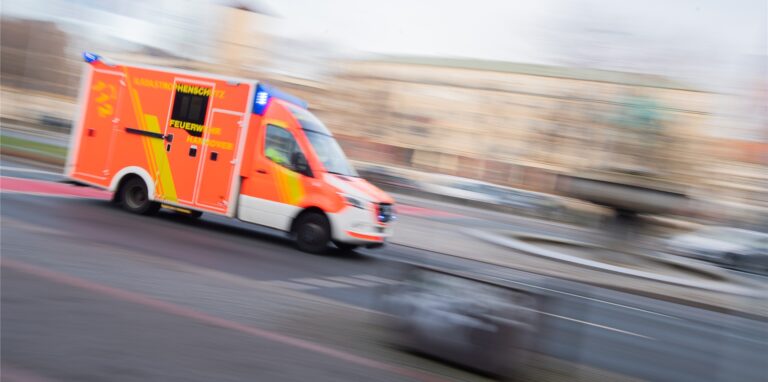 Nach einem Autounfall seiner Lebensgefährtin hat ein 29-Jähriger in Düsseldorf den mutmaßlichen Unfallverursacher und die Rettungskräfte attackiert. (Symbolbild)