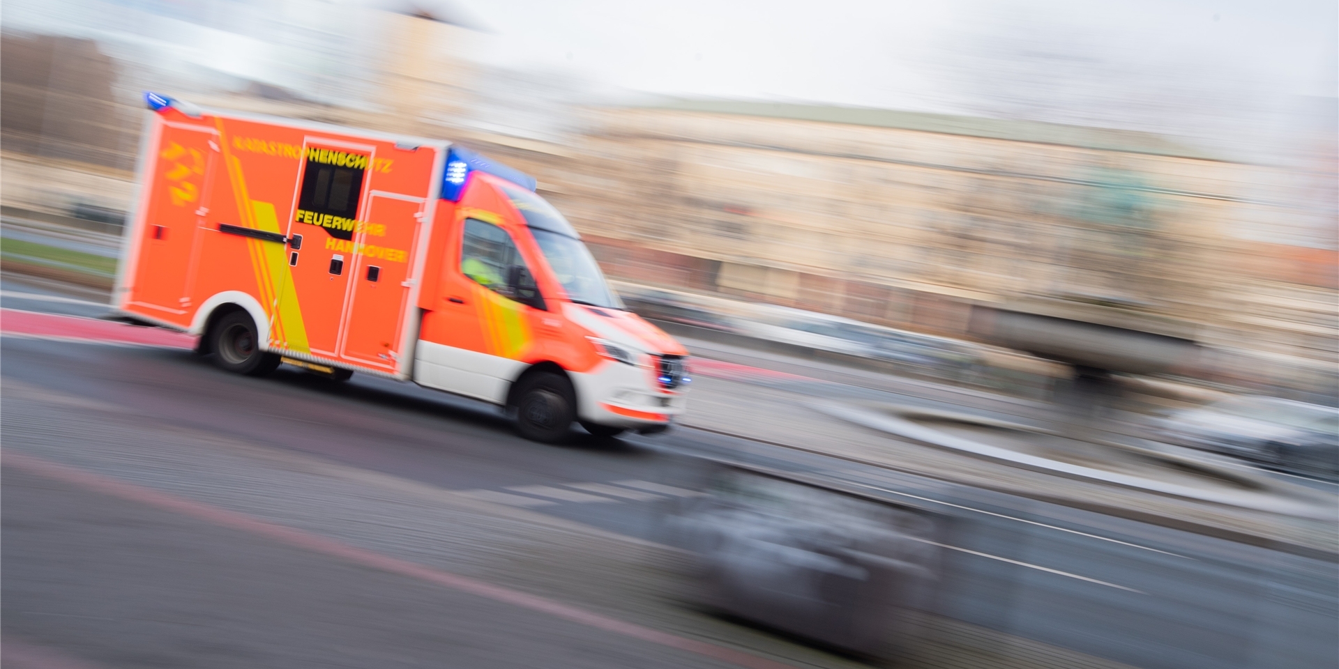 Nach einem Autounfall seiner Lebensgefährtin hat ein 29-Jähriger in Düsseldorf den mutmaßlichen Unfallverursacher und die Rettungskräfte attackiert. (Symbolbild)