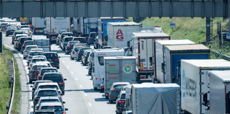 Wer zu Beginn der Sommerferien in den Urlaub fährt, muss vermehrt mit Staus rechnen.
