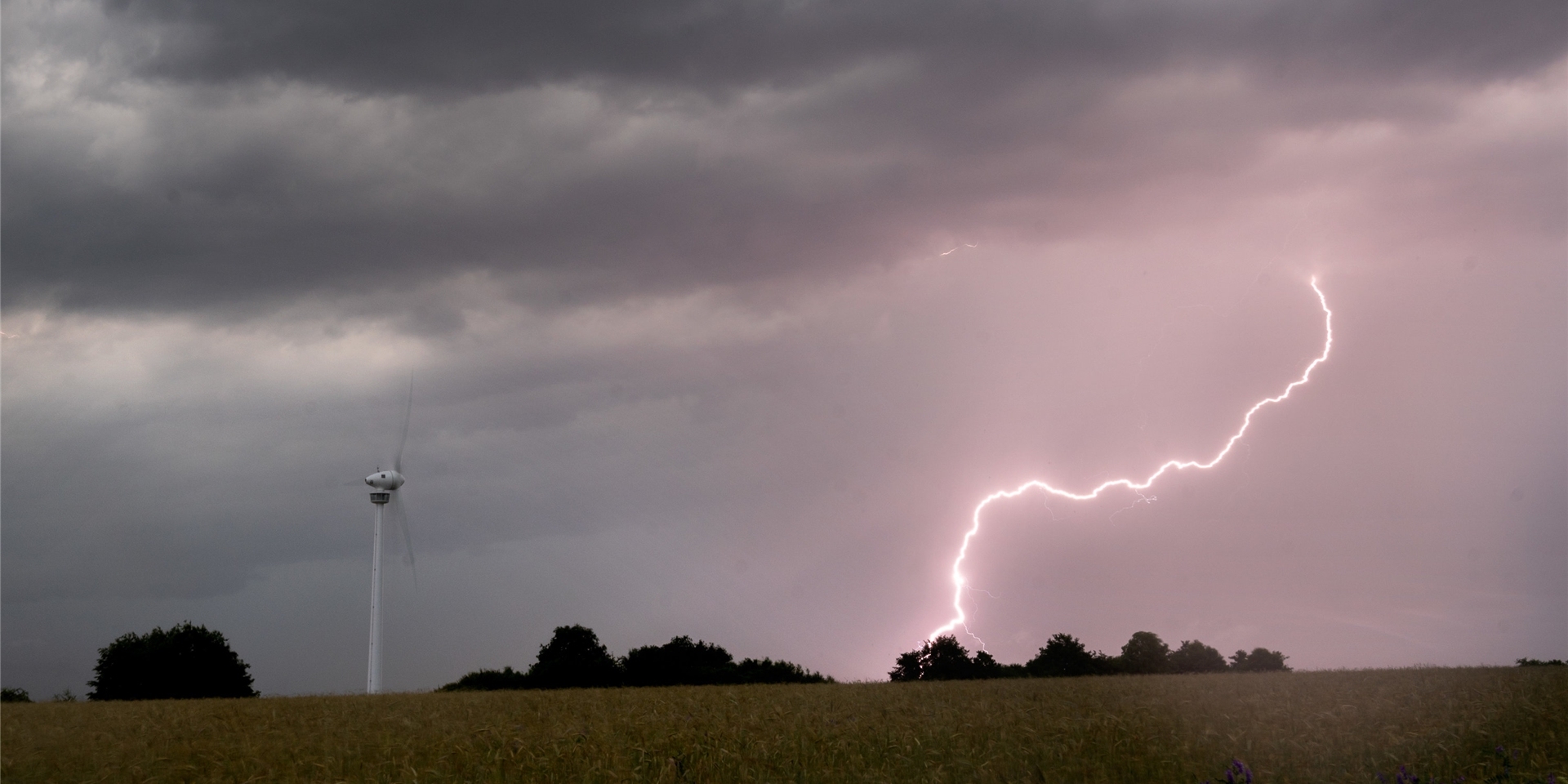 Am Donnerstag sind in Castrop-Rauxel schwere Gewitter mit Starkregen möglich. (Symbolbild)