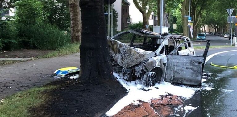 Mit diesem Streifenwagen verunglückten zwei Polizisten am Freitag in Bochum. Abiturienten halfen ihnen. Jetzt werden sie für ihre Zivilcourage belohnt.