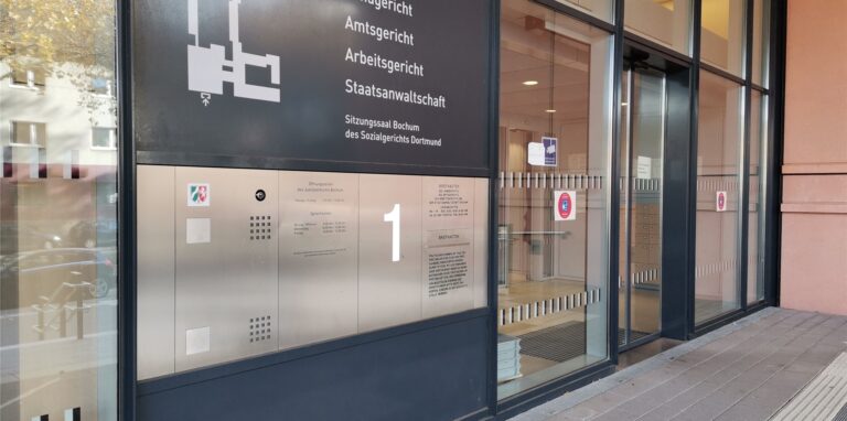 Der Prozess gegen einen Rentner aus Recklinghausen, der spielende Kinder mit einem Messer bedroht haben soll, ist überraschend geplatzt.