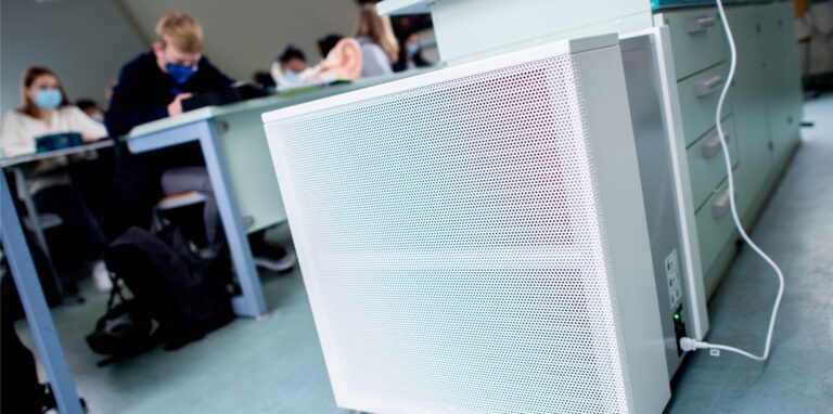 Eine Elterninitiative fordert für das neue Schuljahr mobile Raumluftfilter in jedem Klassenzimmer in Nordrhein-Westfalen.