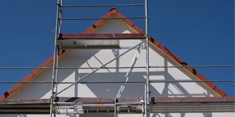 Gerüste stehen an einem Haus einer Neubausiedlung im Frankfurter Stadtteil Nieder-Erlenbach. Foto: Boris Roessler/dpa