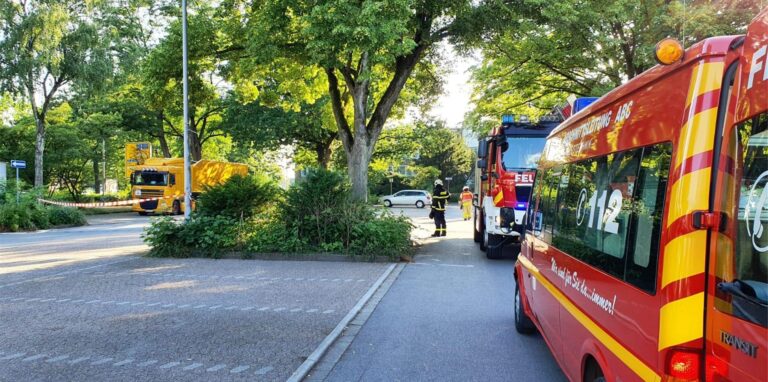 Eine Flüssigkeit, die aus dem Lkw-Anhänger tropfte, rief die Feuerwehr auf den Plan.