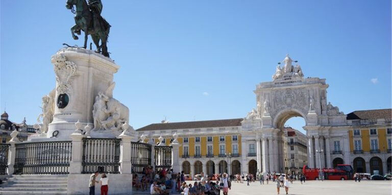 Lissabon vor der Pandemie – die Hauptstadt Portugals ist aktuell besonders stark von der Verbreitung der Corona-Deltavariante betroffen. Foto: Robert Günther/dpa-tmn