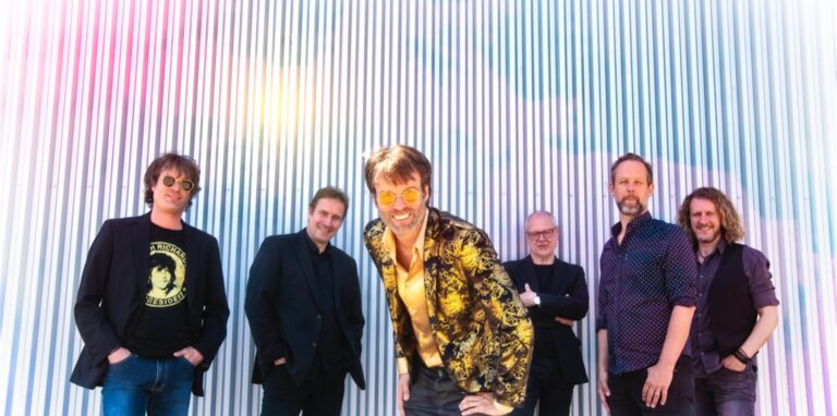 Sebastian Korn und Band vereinen zwei Musik-Giganten auf der Westerholter Schloss-Bühne: Elton John und Billy Joel. Das Publikum erwartet eine explosive Live-Show.