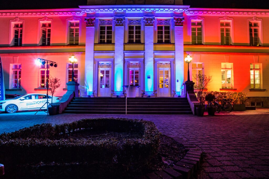 title attribut Fantastische Licht-Effekte tauchen das Westerholter Schloss in ein ganz besonderes Licht und sorgen für eine einmalige Atmosphäre.