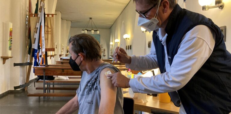 Dr. Holger Knapp und seine Kollegen aus der Hausarztpraxis in Ickern impfen regelmäßig in der Kirche am Marktplatz.