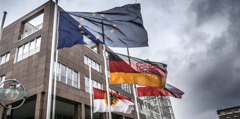 Am Mittwoch (30.6) hängen die Flaggen vor den öffentlichen Gebäuden in Dortmund auf halbmast.
