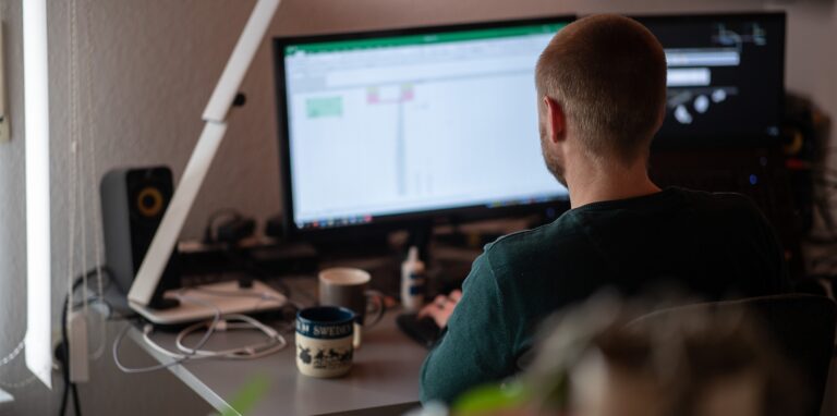 Die Corona-Pandemie hat zahlreiche Beschäftigte aus den Büros ins Homeoffice getrieben.