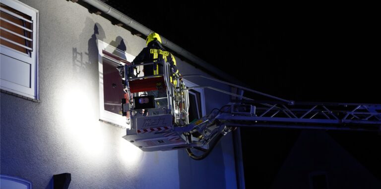 Die Feuerwehr Castrop-Rauxel musste am Dienstagabend eine leerstehende Wohnung kontrollieren, in die Wasser gelaufen war.