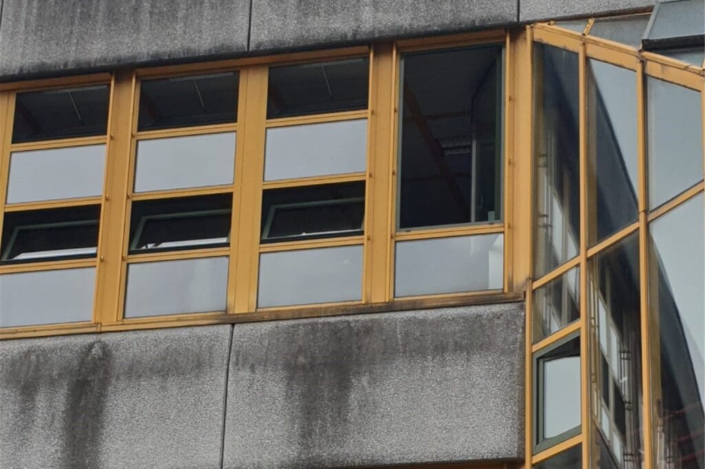 title attribut An der Rosa-Parks-Gesamtschule wurden 121 starre Fensterelemente ausgetauscht.