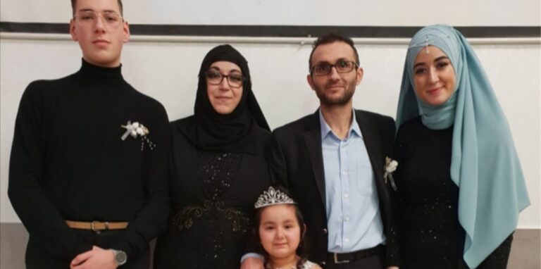 Familie Gül sucht seit fast zehn Monaten nach einer Wohnung in Castrop-Rauxel (v.l.): Sohn Kerem Kocaoglu (20), Mutter Yeliz Gül (42), Vater Vedat Gül (40), Tochter Kübra Kocaoglu (23) und Tochter Zeynep-Meyra Gül (7).