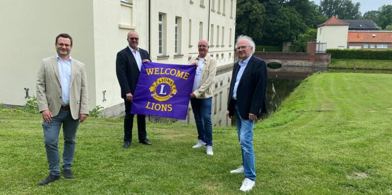 Thorsten Westerheide (2.v.l.) übernimmt die Präsidentschaft der Hertener Lions von Dr. Jürgen Philipp (2.v.r.). Mit im Bild sind Sekretär Romuald Sarholz (l.) und Hans-Heinrich Volkenborn als Vorsitzender des Lions-Hilfswerks.