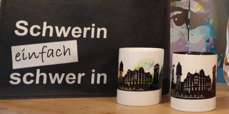 Schicke Einkaufsbeutel und bedruckte Tassen: Der Verein „Wir auf Schwerin“ verkauft Fanartikel im Schwerin-Design.