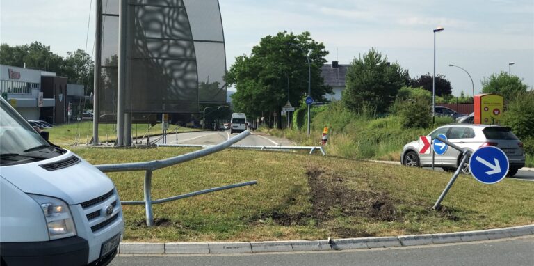 Der Unfallfahrer durchbrach die Leitplanken auf dem Kreisverkehr und hob dann mit seinem Fahrzeug ab.