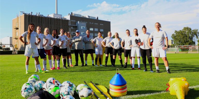 Frauen-Power am Badeweiher: Die neue Damen-Mannschaft bereitet sich mit Trainer Detlef Kuhn (mit blauer Kappe) auf ihr erstes Spiel vor.