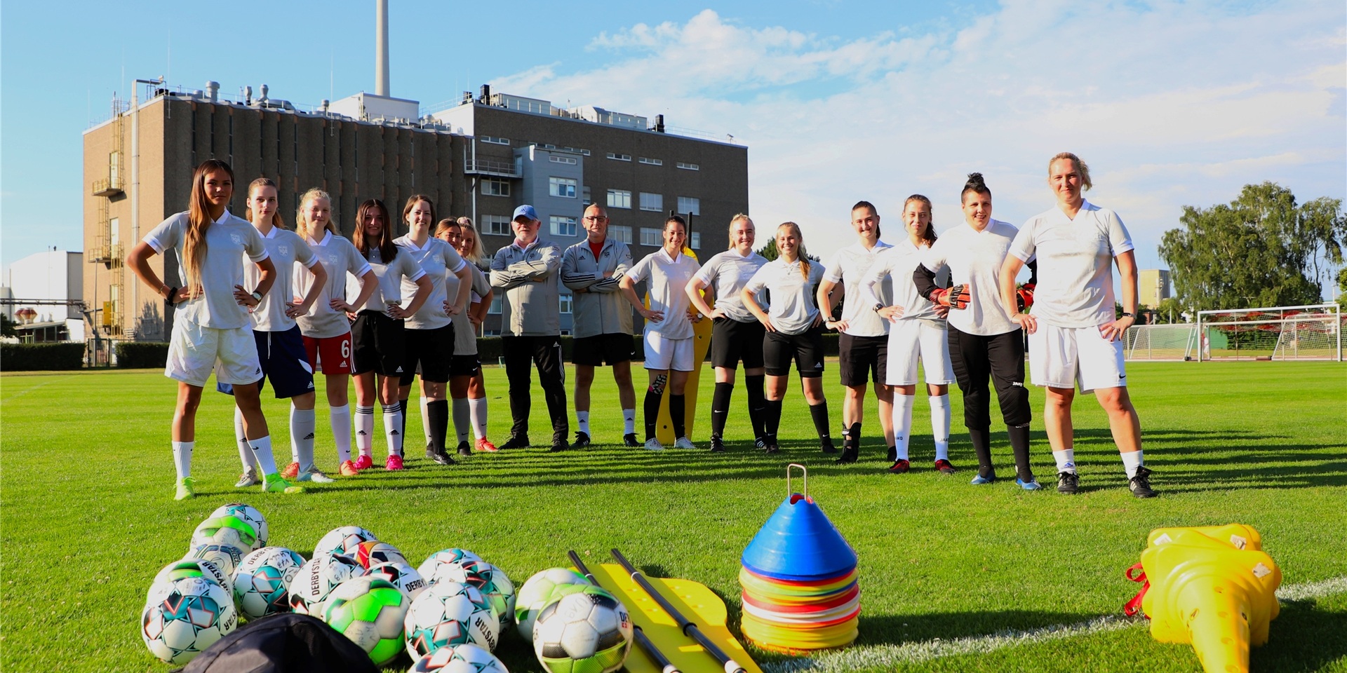 Frauen-Power am Badeweiher: Die neue Damen-Mannschaft bereitet sich mit Trainer Detlef Kuhn (mit blauer Kappe) auf ihr erstes Spiel vor.