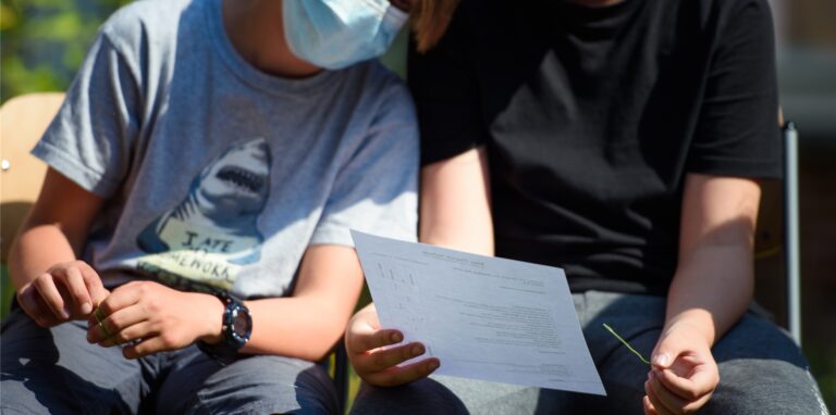 Die Vertretung der Schüler und Schülerinnen in NRW hat die Zeugnis-Praxis nach dem Corona-Schuljahr als nicht aussagekräftig kritisiert. (Symbolbild)