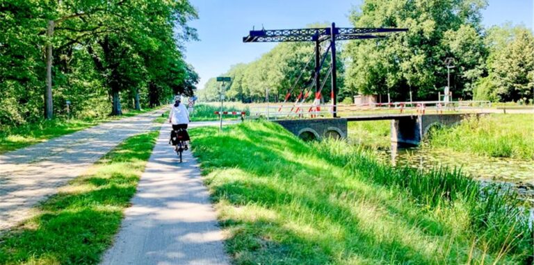 Es geht schnurstracks gerade aus: Kanalweg bei Denekamp. Foto: Wolfgang Stelljes/dpa-tmn