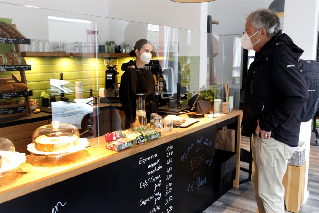 title attribut Kunde Norbert Pfänder wollte auch den veganen Käsekuchen probieren.