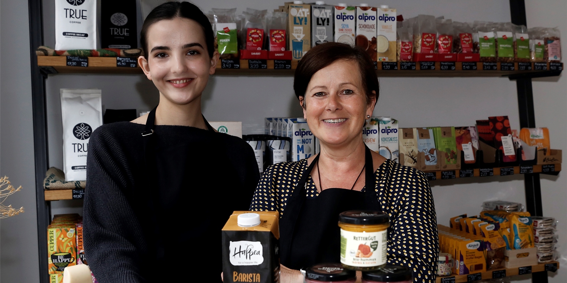 Vera Schroller (re.) wird ihn ihrem veganen Lebensmittelmarkt von ihrer Tocher Paula Adamek unterstützt.