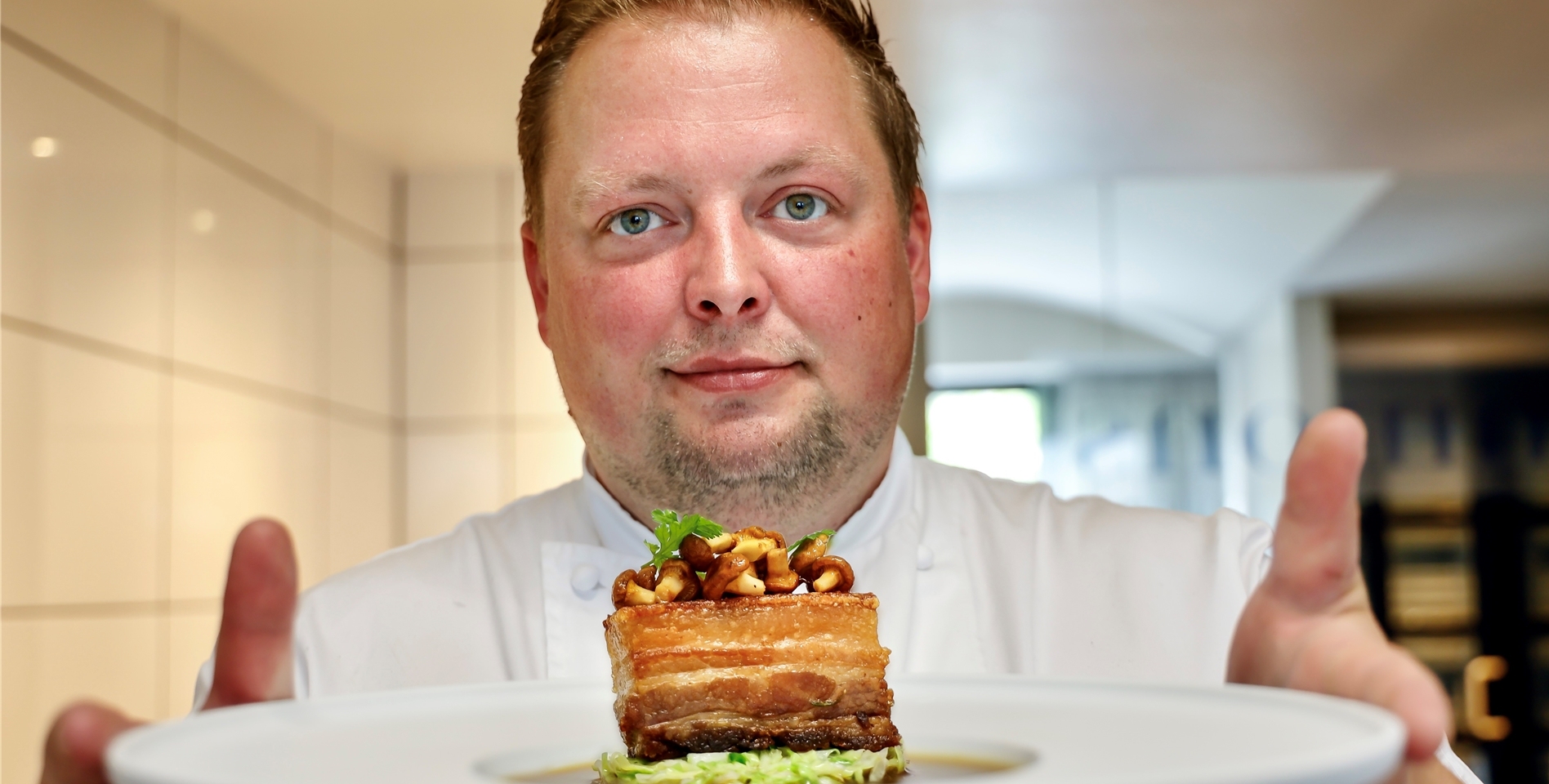 Sternekoch Dirk Grammon zeigt sein Lieblingsgericht: seine Version von Schweinebauch mit Pfifferlingen und Spitzkohl. In den vergangenen Wochen hatte er mehr Zeit als ihm lieb ist, abends privat zu kochen. Sein Restaurant war geschlossen.