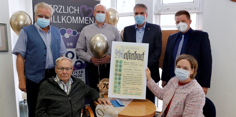 Katharina Semmler von der Handwerkskammer Münster überreichte den Diamantenen Meisterbtrief an Theodor Hüls (vorn).