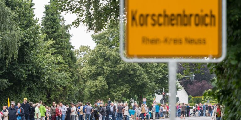 In Korschenbroich wird eine Straße umbenannt. Gegen den Pfarrer, nach dem die Straße ursprünglich benannt war, sind Missbrauchsvorwürfe bekannt geworden.