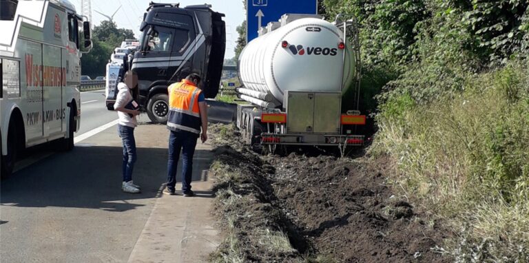 Die A 31 ist nach einem LKW-Unfall in Richtung Bottrop gesperrt.