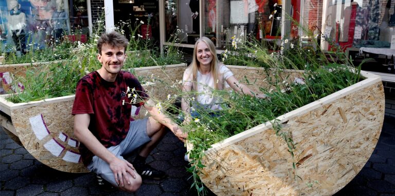 Lukas und Julia Bachmann haben vor dem Modehaus Bachmann einen Pop-Up-Garten zum Mitmachen installiert