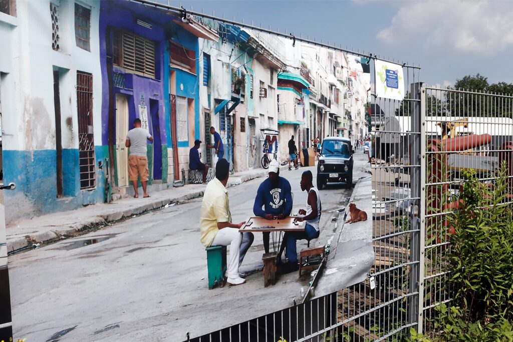 Die Fotos von Marco Stepniak hängen an den Zäunen im Sinsener Gewerbegebiet Wallstraße.